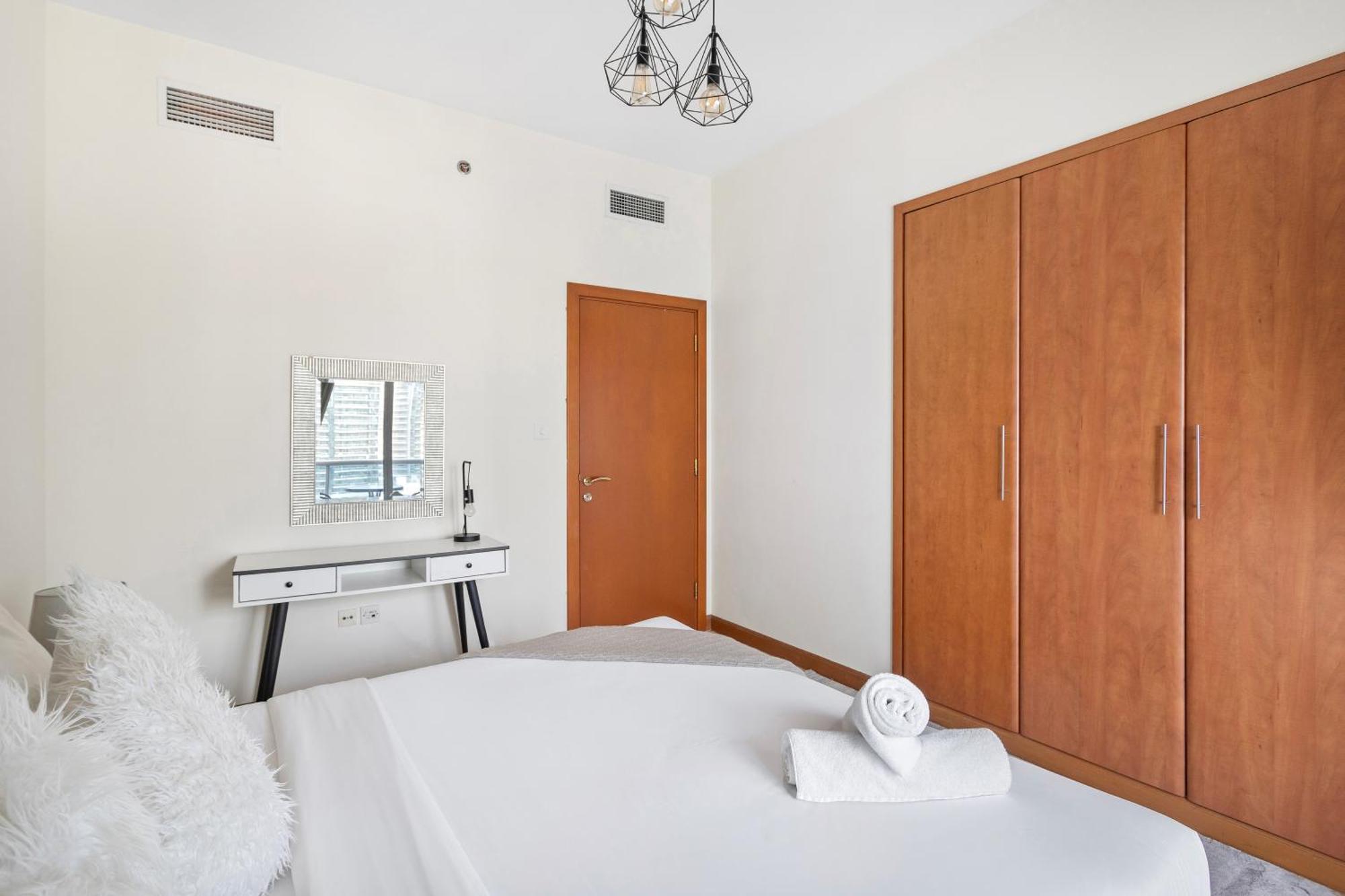 1Br Marina Diamond 1 Near Sobha Metro *
